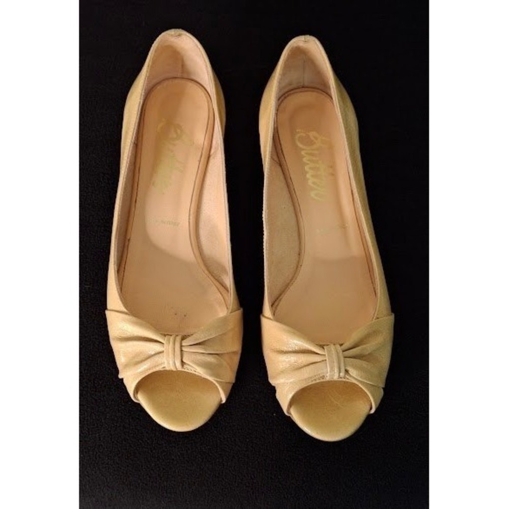 Butter Beige Leather Peep Toe Wedge Pumps with Bow Detail Made in Italy Size 7